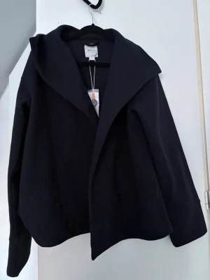 Navy kappa  - Kort kappa från Gina Tricot 