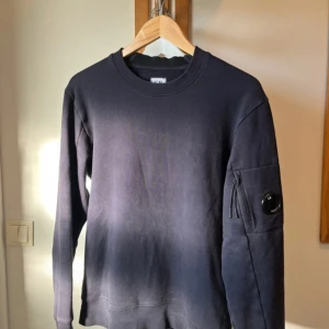 Cp company sweatshirt  - Säljer min Cp company sweater som är för liten för mig, storlek S | Ljuset får den att se annorlunda ut, den är helt mörkblå utan någon ”fade”, tröjan är i väldigt fint skick, sparsamt använd | billigare vid snabb affär☺️