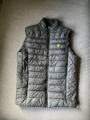 Lyle and Scott väst - Snygg svart väst från Lyle and Scott.