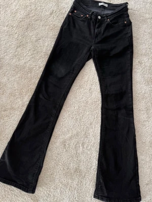 Svarta bootcut jeans från Gina Tricot  - Svarta mid waist boot cut jeans från Gina Tricot. Lite urtvättade. 