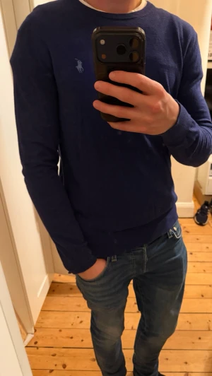 Ralph Lauren Tröja - Mörkblå långärmad tröja från Ralph Lauren. Extremt skön att ha på sig. Slim fit modell så sitter snyggt på en. Går att styla med allt. Allmänt bra plagg att ha i garderoben. Dm för frågor. Inga defekter. Kan gå ner i pris vid snabb affär.
