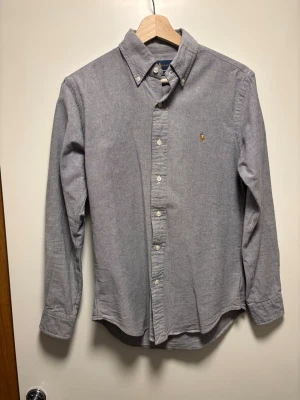 Ralph Lauren skjorta - Grå, elegant Ralph Lauren skjorta Skick 9/10, inga defekter Storlek: S, slim fit Mått: Axelbredd 50cm, Längd 67cm                  Skriv vid funderingar! Pris kan diskuteras!