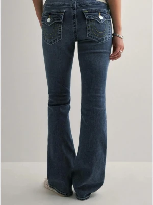 TRUE Religion BECCA MID RISE BOOT CUT FLAP stl 30 - Snyggq Jeans från True Religion storleken är  w30. Bootcut Femficksdesign. Några blekningar längst ner på benen se bild som var där från början. Inget man tänker på...