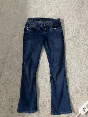 Blå bootcut jeans från LTB - Snygga blå bootcut jeans från LTB, modell Valerie. Jeansen har klassisk femficksdesign, normal midja och är tillverkade i ett mjukt denimtyg. Perfekta för dig som gillar en avslappnad men trendig look.