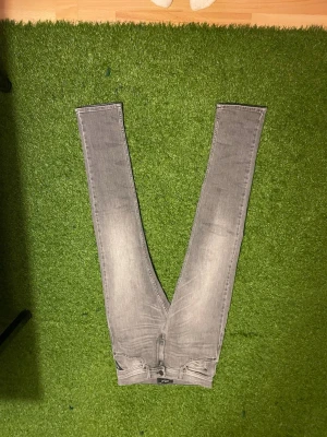 Replay slim jeans ( 160-170cm ) - Replay slim jeans använda kanske tre gånger så typ nya. Ingen fråga är dålig och pris går att diskutera. ( färgen är mörkare i verkligheten )