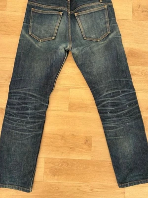  A.P.C.  selvedge Jeans - Säljer dessa selvedge jeans från A.P.C. med raka ben och snygga slitningar på knän och baksida. Jeansen har fem fickor, normal midja och är gjorda i kraftig denim. Perfekta för en avslappnad och trendig stil. Skriv vid funderingar✌🏼