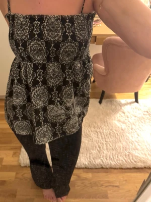 Brun och beige mönstrad linnetopp - Söt vintage linnetopp med tunna axelband och ett detaljerat mönster. Smockad överdel och ett luftigt fall. Säljs inte längre 🩷