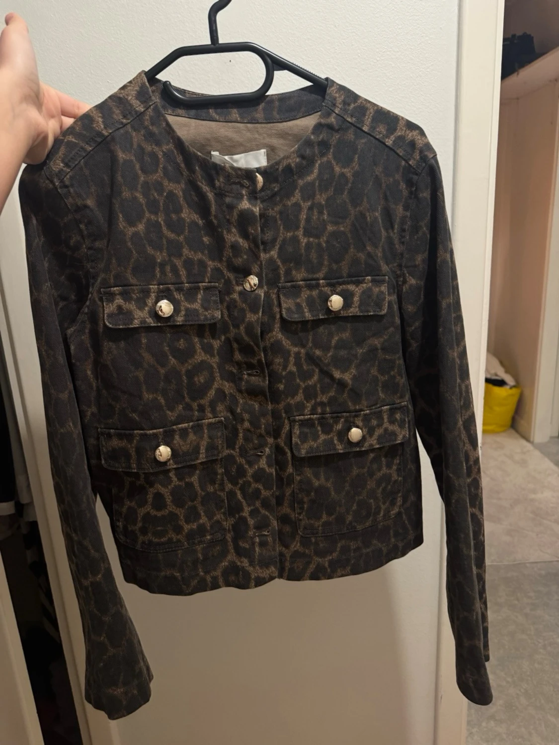 Leopardmönstrad jacka med fickor