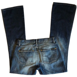 Vintage lowwaist bootcut/ flare jeans, y2k/ cyber/ alt/ 2000tal/ 2000s/ 00s/ 00tal/ 70s/ 70tal/ hippie - Vintage blåa lågmidjade/medelhöga utsvängda jeans från Crocker! 100% bomull 