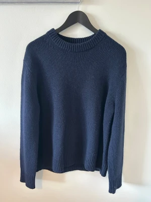 Marinblå tröja i 100% ull - En så fin tröja som är i nyskick 💞💞