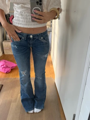 Jeans  - Lågmidajde bootcut jeans med hål. Aldrig använda. Små i storlek. Jag brukar ha xs och är 163cm