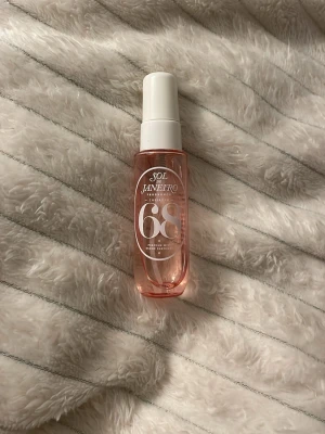 Sol de Janeiro bodymist/parfym - En trendig parfymmist från Sol de Janeiro Flaskan har en modern design och är enkel att ta med i väskan. Doften är känd för sina fräscha och söta toner, perfekt för dig som gillar unika och fruktiga parfymer. Som bilden visar är cirka mindre än hälften kvar. Så ca 40-45% kvar. 🌸Perfekt om du vill testa ny doft men inte betala eller köpa fullsize. Säljs för 30:- 🌸liten extra gåva vid varje köp! Packas välpackat! 