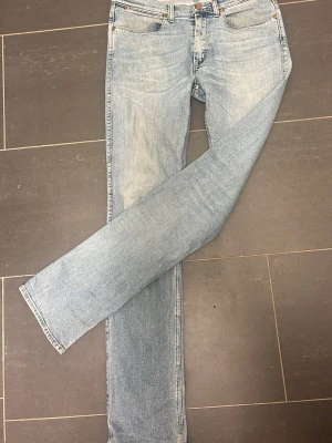 Slitet ljusblå Acnejeans - Slitet ljusblå Acnejeans, modell Max Angel. Storlek 31/32. Midja =31, längd 32. Normal till smal passform med stretch. 