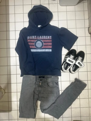 Saint Laurent Hoddie - *Knappt använd.   *Välldigt bra skick.    *Sitter lite för stort på mig då jag är mellan xs/s.    *Mått = 42/56