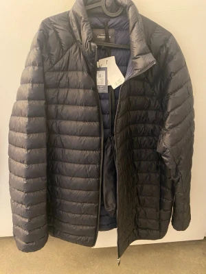 Svart vårjacka herr  från Didriksons 3xl oanvänd med prislapp kvar  - Snygg svart vårjacka från Didriksons med quiltad design och hög krage. Vårjacka 3xl herr oanvänd med prislapp