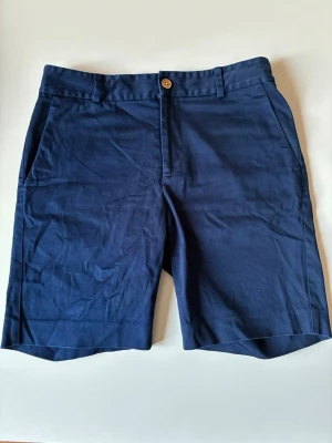 Mörkblåa shorts från Ralph Lauren - Klassiska mörkblå shorts i bomull med normal passform. Perfekta till sommaren. Riktigt bra skick. Nypris: 1999 Mitt pris: 499 Storlek: 6 Sitter som XS