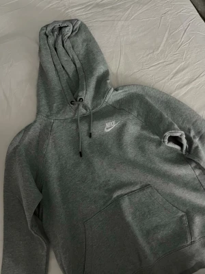 Nike Huvtröja + mjukisbyxor - Grått Nike sett i storlek XS. Använt men inga synliga defekter. Kan köpas tillsammans för 500 kronor eller var för sig för 250 ❤️