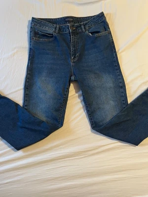 Blå raka jeans från Lexington - Snygga blå jeans från Lexington med klassisk femficksmodell och raka ben i storlek 31. Nypris: 1400kr, Mitt pris: 499kr / Skriv vid frågor!