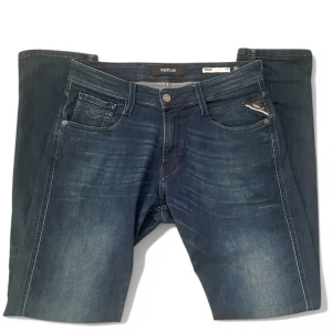 Replay Jeans - Snygga mörkblå jeans från Replay med en defekt på knät annars toppskick! Den lilla fläcken på knät borde gå bort med rätt medel. Mitt pris 499 men kan diskuteras. Skriv vid minsta behov av bilder eller vid fundering. 