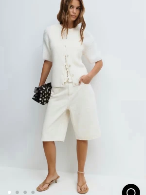 Vit stickad kortärmad tröja  - Snygg vit stickad kofta med korta ärmar från Gina Tricot. Använd fåtal gånger🥰