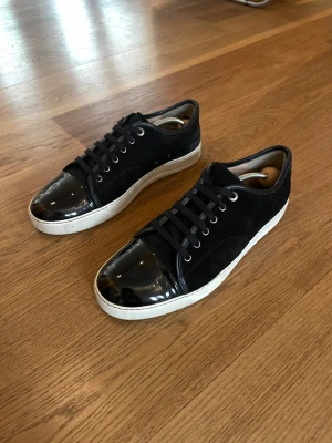 Lanvins - Säljer dessa feta Lanvins i storlek UK10 vilket motsvarar 44/45. Skorna är i ett användt men ändå okej skick. De är slitna på insidan i hälen och sulan men det är inget som syns när man bär dem. Nypriset ligger på runt 4500. Allt org med box kommer med. Självklart äkta