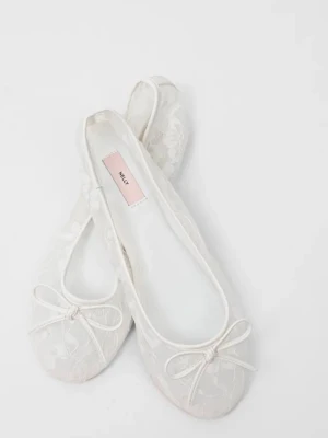Vita spetsballerinas från Nelly - Oanvända!!! Snygga vita ballerinaskor från Nelly med spetsdetaljer och liten rosett framtill. Dessa skor köpte jag i storlek 40 då dom skulle vara stora i storleken (brukar ha 41 på sneakers) men dessa var förstora ändå. Älskar dessa och ska köpa mindre storlek när dessa kommer in i 39 igen! Super bekväma