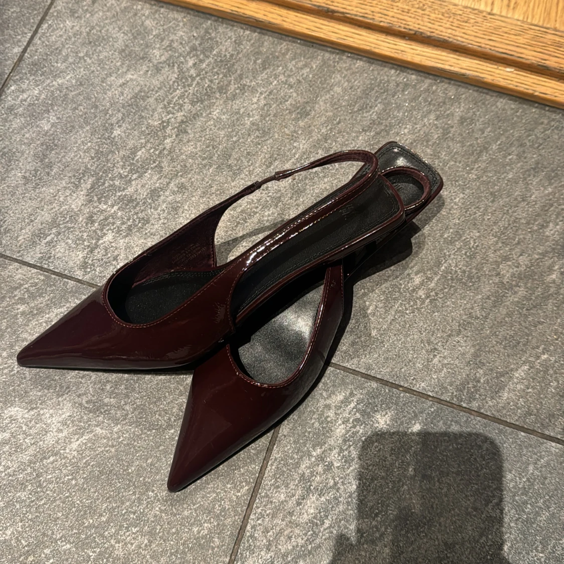 Vinröda lackade slingback-pumps
