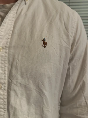 Vit skjorta från Ralph Lauren - Vit skjorta från Ralph Lauren bra skick då den inte blivit använd då den är för stor för mig. Säljer för 299 men kan förhandla vid snabb affär! 💯