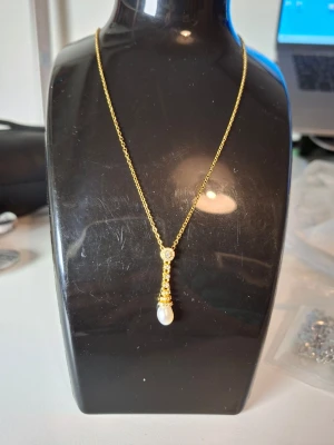 Guldhalsband med pärlhänge - Överge samlingen, utförsäljning till låga priser