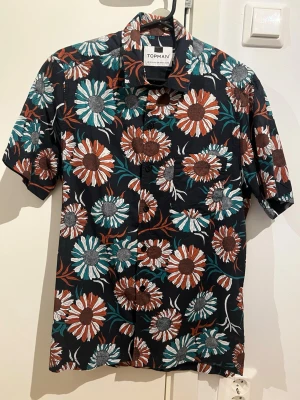 Fin blommig skjorta i nyskick - Skjorta från Topman i storlek XS.