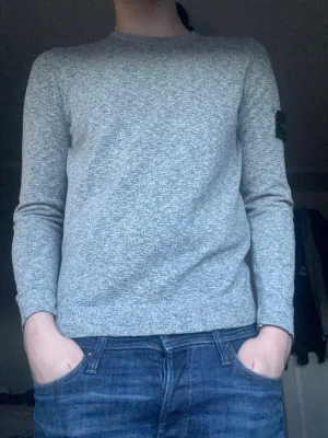 Stone Island tröja - Säljer denna Stone Island tröja i storlek S men den passar nog XS också. Han på bilden är 177-180cm lång och ungefär 70kg. Den är i väldigt bra skick. Skicka prisförslag om ni inte är nöjda 