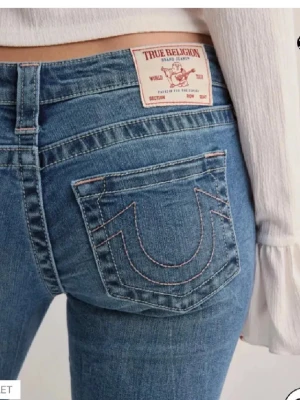 Blå bootcut jeans från True Religion - Säljer ett par blå jeans från True Religion med bootcut. Har andvändits 2 gånger, så typ helt nya! Därför säljer jag dem för 700kr, i storlek w29