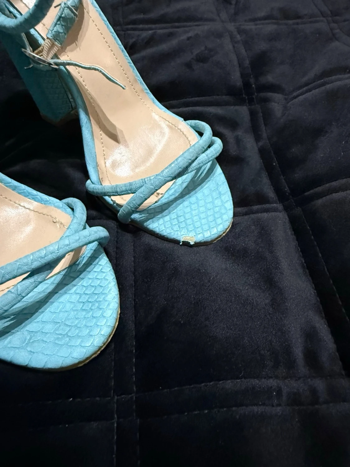 Turkosa pumps med blockklack och kuvertväska 