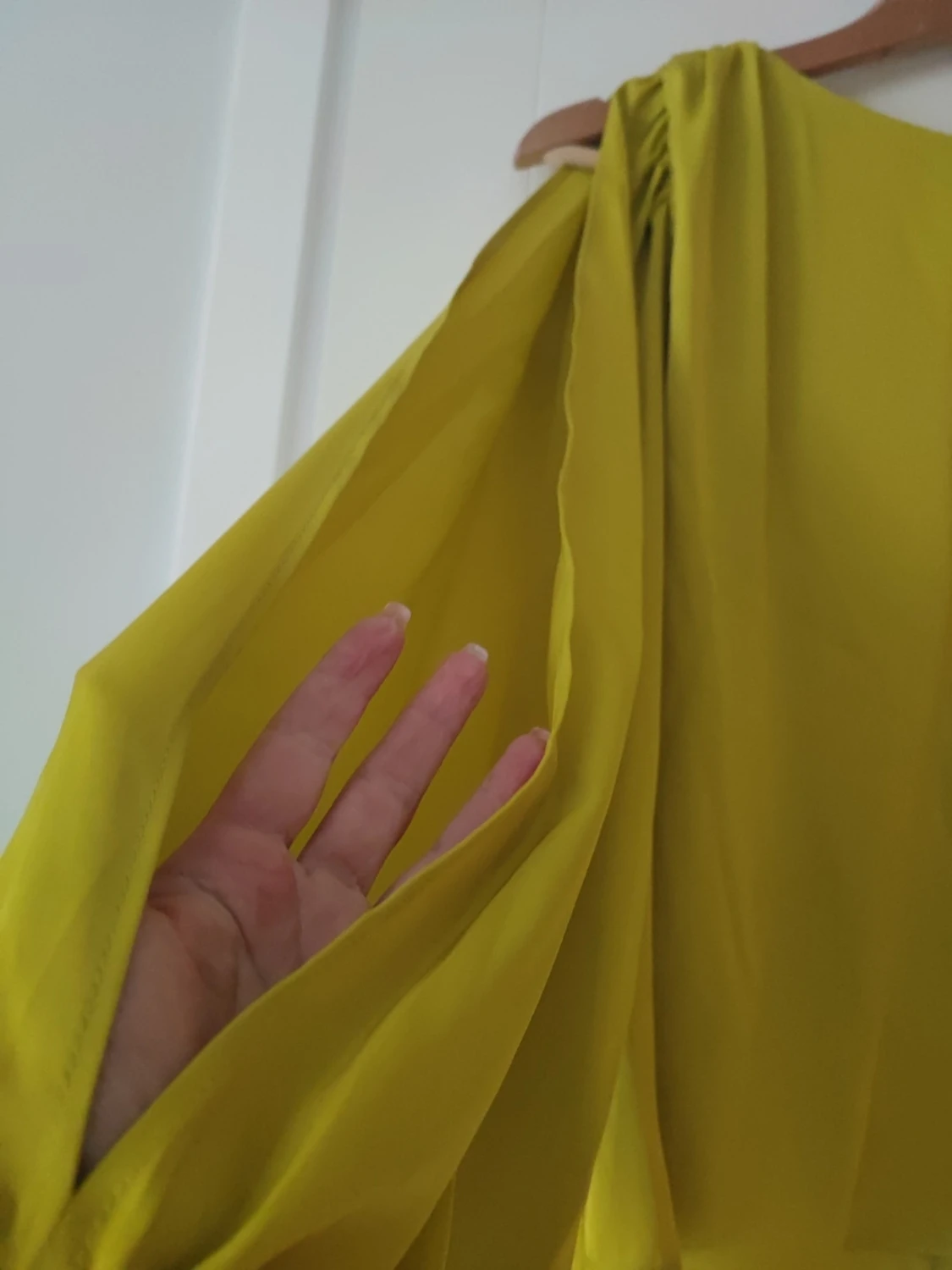 Gul blus med puffärmar - 4