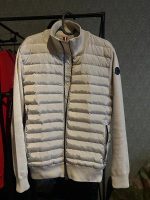 cardian  Moncler - Snygg beige pufferjacka från Moncler med stickade ärmar och ribbad krage. Pris kan komma overens:)😁