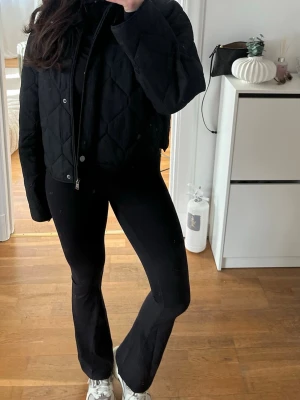 Clean Flared Tights, Relode, Petite S - Clean Flared Tights, Relode, Petite S. Säljes då de är lite för tighta runt midjan. Använd ett fåtal gånger hemma, ej i träning. Jag är på bilden och är 158cm lång. Nypris 799kr