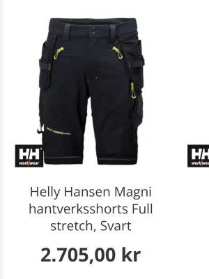Svarta hantverksshorts Helly Hansen - Svarta hantverksshorts från Helly Hansen med flera fickor, bälteshällor och detaljer i neongult. Shortsen har en praktisk design med dragkedjor och är tillverkade i stretchigt material för extra komfort. Har använt byxorna cirka 2 veckor på jobbet men åker in i lumpen nu så de säljes. Köptes för 2,7k så säljer för 2k 