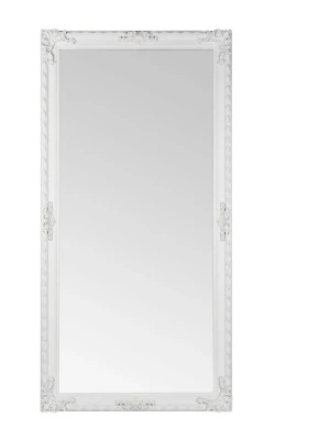 Stor spegel med vit dekorativ ram - Elegant stor spegel med rektangulär form och en vit, dekorativ ram med klassiska detaljer och ornament. Perfekt som inredningsdetalj för att skapa rymd och ljus i rummet. Passar bra i hall, sovrum eller vardagsrum.