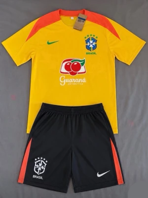 Brasilien fotbollströja och shorts - En träningsset från Brasiliens landslag i unik färg, perfekt för sommaren. Storlek M/S. Hör av er vid intresse, pris går att diskutera.