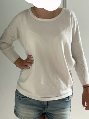vit tröja💕 - Säljer en vit Saint Tropez-tröja ifrån Åhléns i storlek S med skön, lite lös passform och ribbade ärmar.💕💕 Tröjan är mjuk och bekväm att ha på sig. Det finns en liten, nästan osynlig fläck som bara syns om man tittar väldigt noga. Perfekt för både vardag och lite finare tillfällen!💕💕💕💕