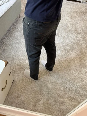 Nudie Jeans Grim Tim  - Nudie Jeans | skick 9/10 | Storlek 33/34 jeansens är uppsydda, sitter som 33/32 | (Välisgt fint uppsytt och inget som märks😊) | Pris - 549kr | Modellen är ca 180cm lång | Hör av dig vid minsta fråga eller fundering!!