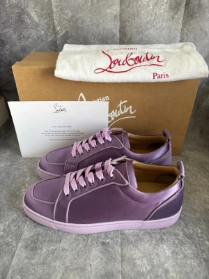 Christian Louboutin skor  - Christian Louboutin skor | denna färgen/modellen är väldigt sällsynt, tror att dessa är dom enda i Sverige |size: 41,5 | skick: 9,7/10 | Äkta (se sista bilden) | ingår: allt og, box, dustbag och kort | tveka inte på höra av dig! | mvh MD Closet 