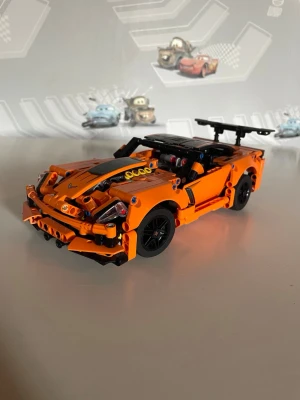 Orange LEGO sportbil med svart vinge - Säljer en cool LEGO sportbil i orange med svarta detaljer och stor bakvinge. Bilen har realistiska former, svarta fälgar och detaljerad motorhuv. Perfekt för dig som gillar bilar och byggsatser! Bruksanvisning följer med.