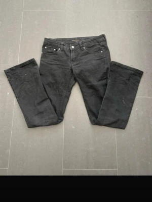 Nudie Jeans - Nudie Jeans av modellen SLIM JIM Storlek: 29/32 men passar nog mer som 29/30 - Skicket på jeansen är mycket bra 9/10 - mitt pris: 349 -Nypris: 1599kr. En av fördelarna med Nudie jämfört med till exempel Replay, Tiger of Sweden, Dondup och Jacob Cohën är att om eventuella defekter skulle uppstå någon gång så finns möjlighet att lämna in plaggen hos en Nudie-butik, där kostnadsfria reparationer erbjuds.