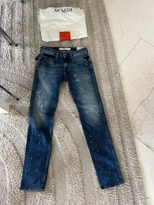 Replay anbass  - Helt nya replay anbass jeans med feta slitningar och lite vit colour splash. Storlek 27x32. Jeansen har tag osv kvar.  