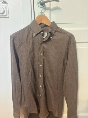 Brun skjorta från Stenströms - Snygg brun skjorta från Stenströms i fitted body-modell. Skjortan har klassisk krage med knappar och långa ärmar. Tillverkad i mjuk bomull.