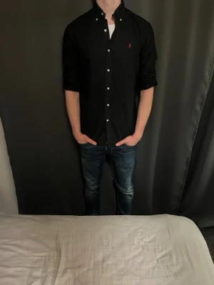 Polo Ralph Lauren skjorta Svart - Jag säljer min svarta Ralph Lauren skjorta som är stilren också man kan den året runt, jag säljer den för att jag inte använder mer 