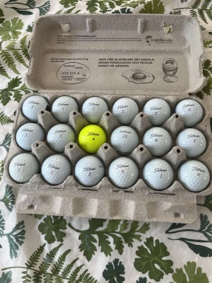 Titleist PROv1/ PROv1x - Säljer 18 st titleist pro v1/ pro v1x som är i klass c-b. Det är 17 vita och en gul, kan byta ut den gula om det är någon som vill ha det så istället.