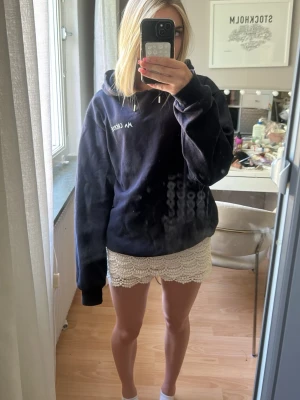 Mörkblå hoodie - Jätteskön mörkblå hoodie❣️säljer pga fel storlek tyvärr! Kontakta gärna vid frågor😊