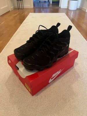 Nike VaporMax Plus sneakers - Säljer ett par Nike VaporMax Plus i mycket fint skick, sparsamt använda. Skorna är köpta från Zalando. Vid fler bilder/frågor är det bara att höra av sig, pris kan diskuteras.